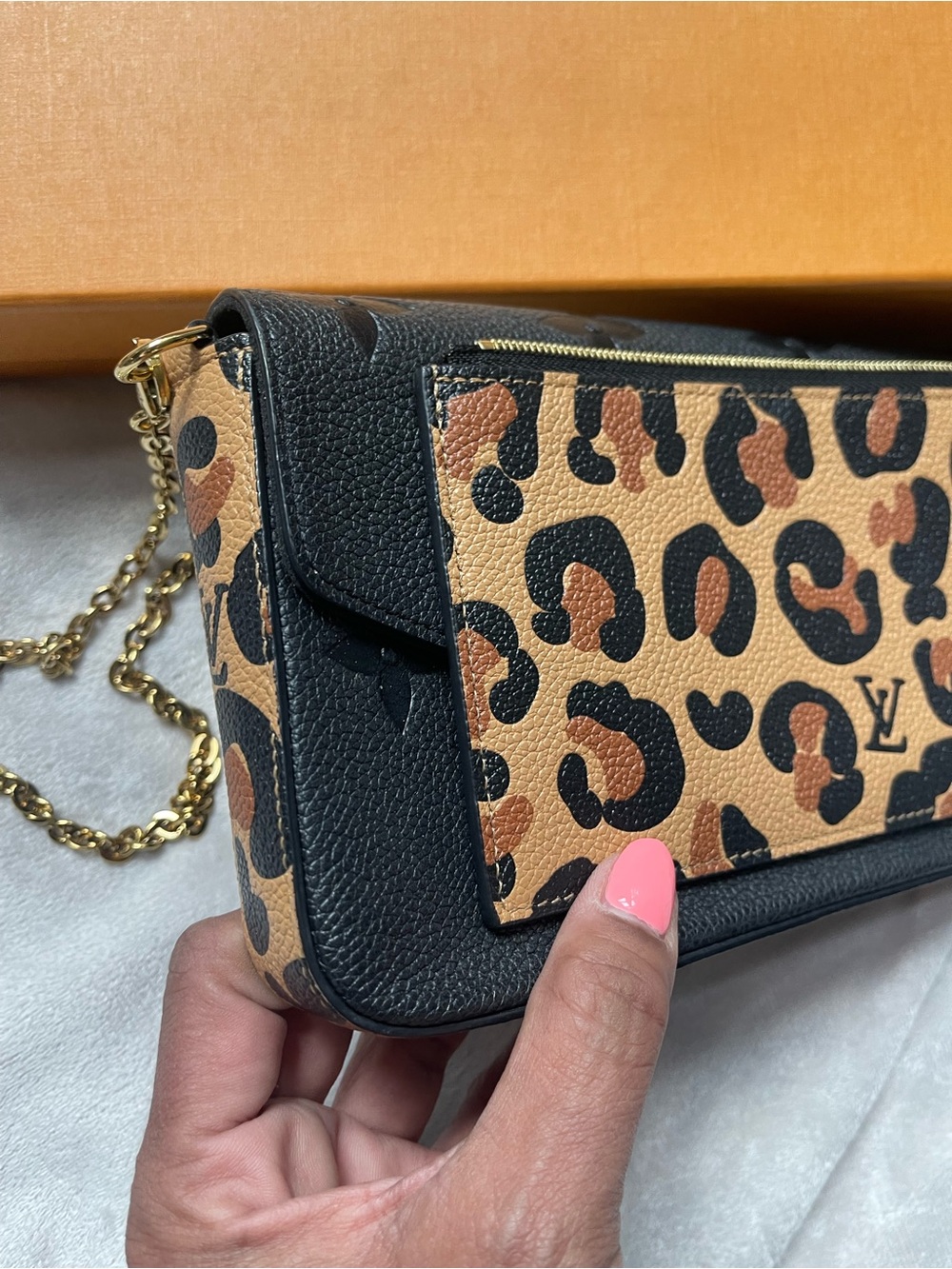 LV Félicie leather crossbody bag in rare leopard print - Picture 6 of 8